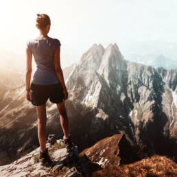 Frau genießt den Ausblick auf die Berge